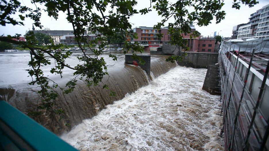 Wysoki poziom Odry we Wroc?awiu
22.06.2020 WROCLAW  PO KILKU DNIACH OPADOW W POLUDNIOWEJ CZESCI KRAJU STANY RZEK WYRAZNIE PODNIOSLY SIE I MIEJSCAMI RZEKOCZYLY STANY ALARMOWE  N/Z ODRA RZEKA JAZ ELEKTROWNIA WODNA II MOSTY POMORSKIE WROCLAW  POWODZ PODTOPIENIA STAN OSTRZEGAWCZY ODRA JAZ WYSOKI STAN WOD BEZPIECZENSTWO WYSOKI POZIOM WODY   GAZETA WROCLAWSKA  PAWEL RELIKOWSKI / POLSKAPRESS
PAWEL RELIKOWSKI / POLSKAPRESS