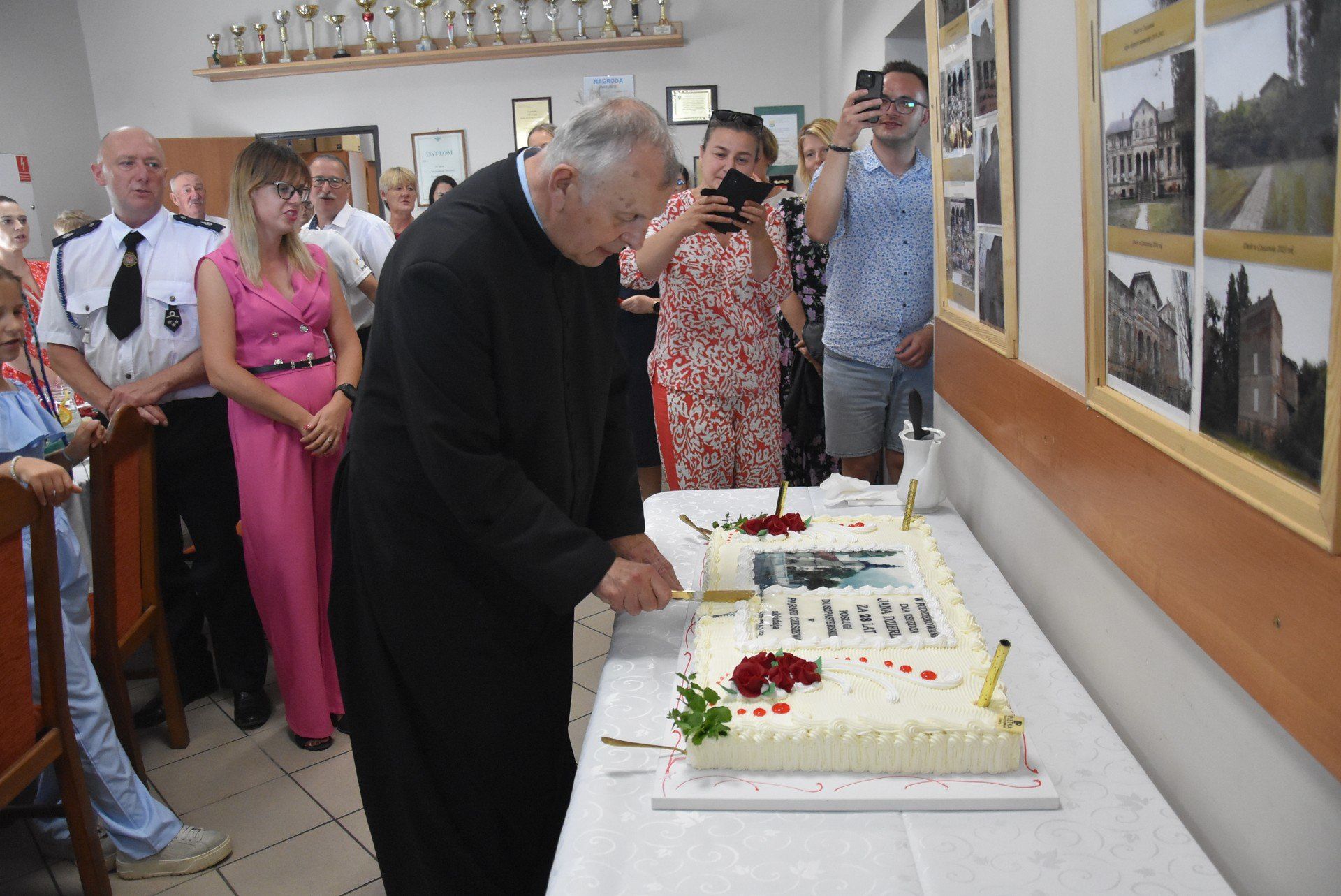 Wspólny poczęstunek po kościelnej uroczystości