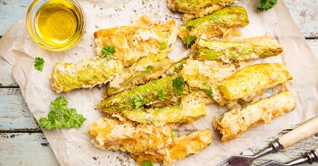 Frytki z cukinii w parmezanowej skorupce. Pyszna i zdrowa przekąska