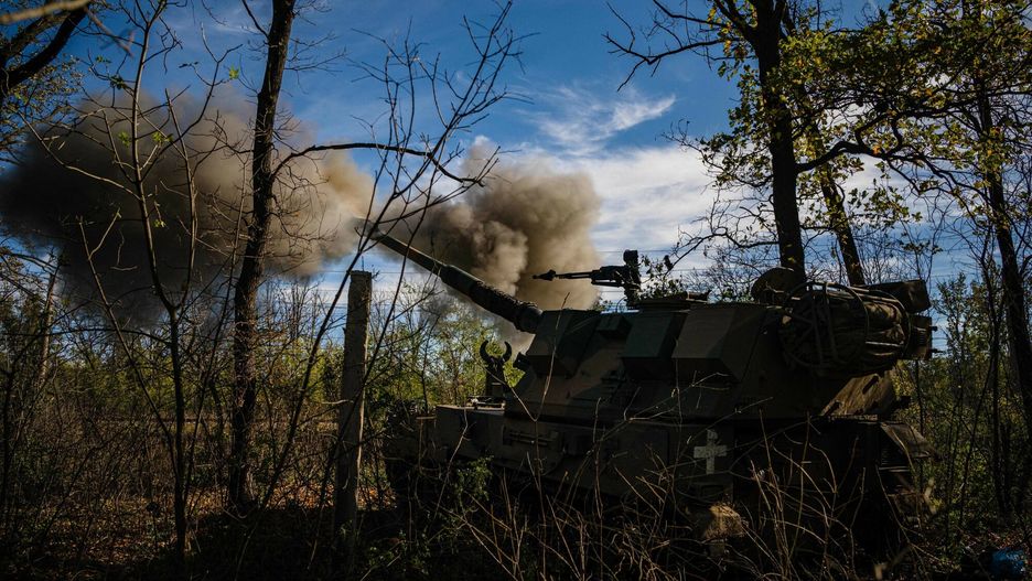 Polskie armatohaubice Krab w Ukrainie
Ukrainian servicemen fire a Polish 155mm self-propelled tracked gun-howitzer Krab from a position on the front line in the Donetsk region on October 19, 2022, amid Russian invasion of Ukraine. (Photo by Dimitar DILKOFF / AFP)
DIMITAR DILKOFF