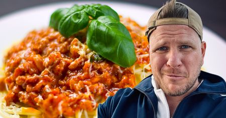 Filip Chajzer poza kebabem robi też obłędne spaghetti. To przepis jego babci