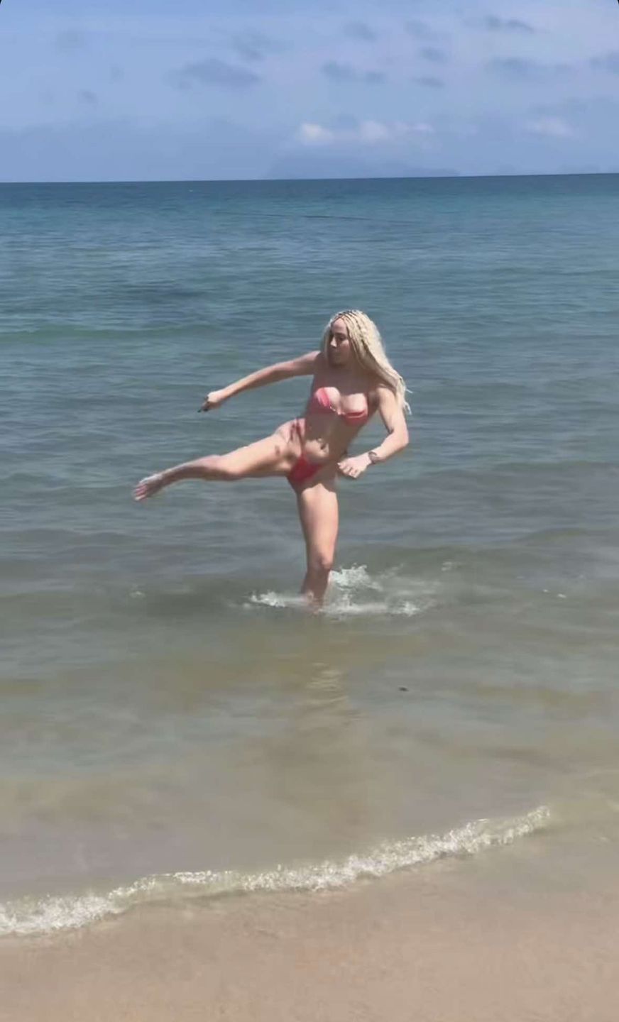 Marianna Schreiber w bikini chwali się muskulaturą