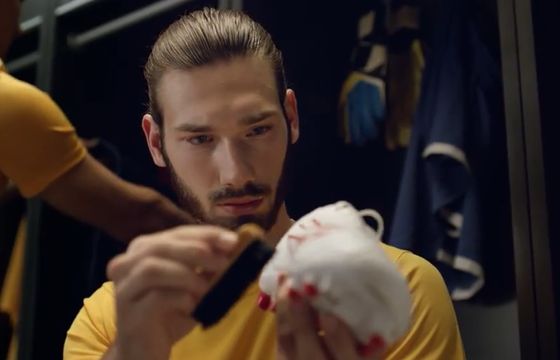 Piłkarze dbają o wygląd w reklamach transmisji 4K z mundialu w Orange TV (wideo)