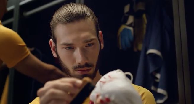 Piłkarze dbają o wygląd w reklamach transmisji 4K z mundialu w Orange TV (wideo)