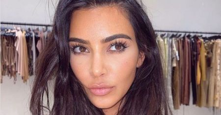 BLONDWŁOSA Kim Kardashian pręży umięśnione ciało w mocno wyciętym kostiumie (FOTO)