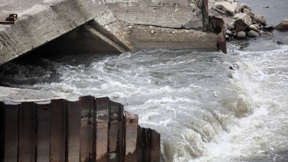 Oczyszczalnia "Czajka". Nieczystości spływające bezpośrednio do Wisły na wysokości ul. Farysa na warszawskich Bielanach