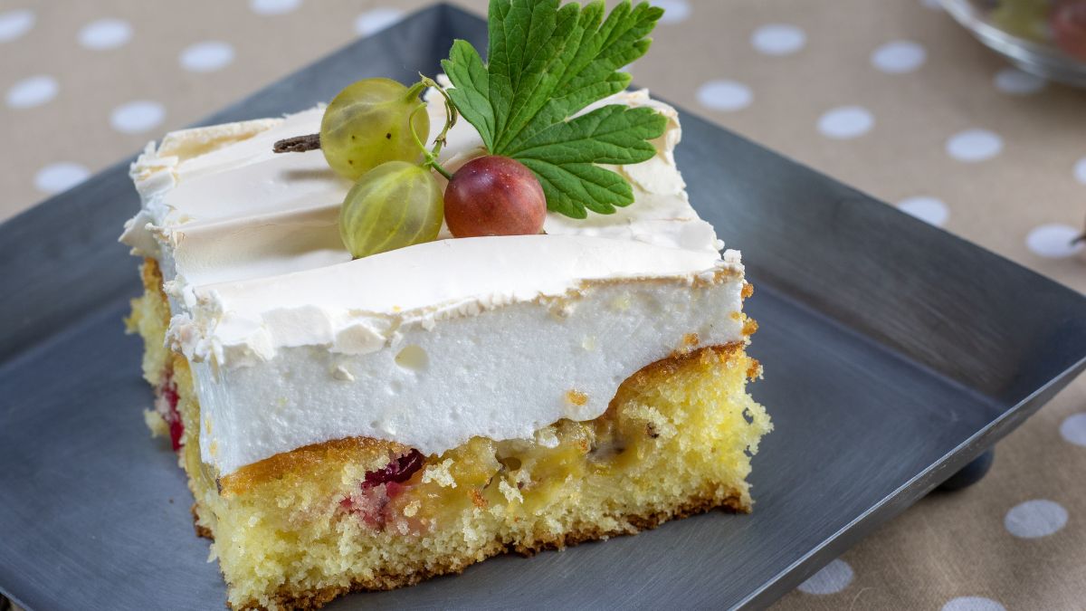 Ciasto z agrestem i bezą cudownie łączy kwaśny i słodki smak