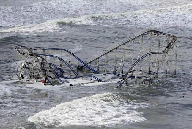 Kolejka górka w New Jersey trafiła do wody przez huragan Sandy.
