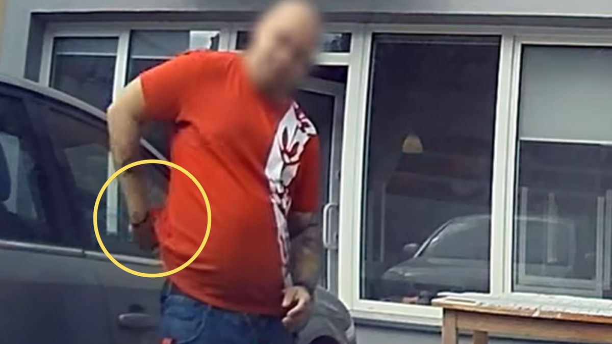 Wyciągnął broń przed sklepem.