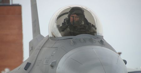 Zdradzili lokalizację ukraińskich F-16. Ekspert mówi o pułapce dla Rosjan
