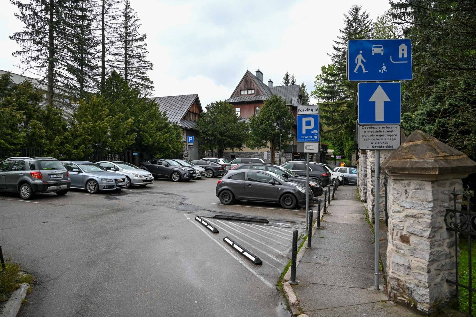 Księża ustawili własne znaki i parkometr - parking przy Sanktuarium Najświętszej Rodziny w Zakopanem i zamknięta droga.