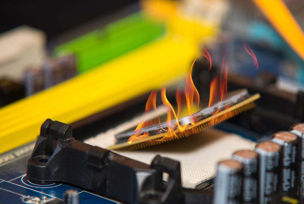 Zdjęcie high performance personal computer CPU on fire pochodzi z serwisu Shutterstock