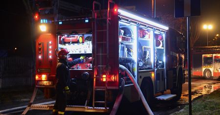 Płock. Auto wjechało w instalację gazową. Nie żyją trzy osoby