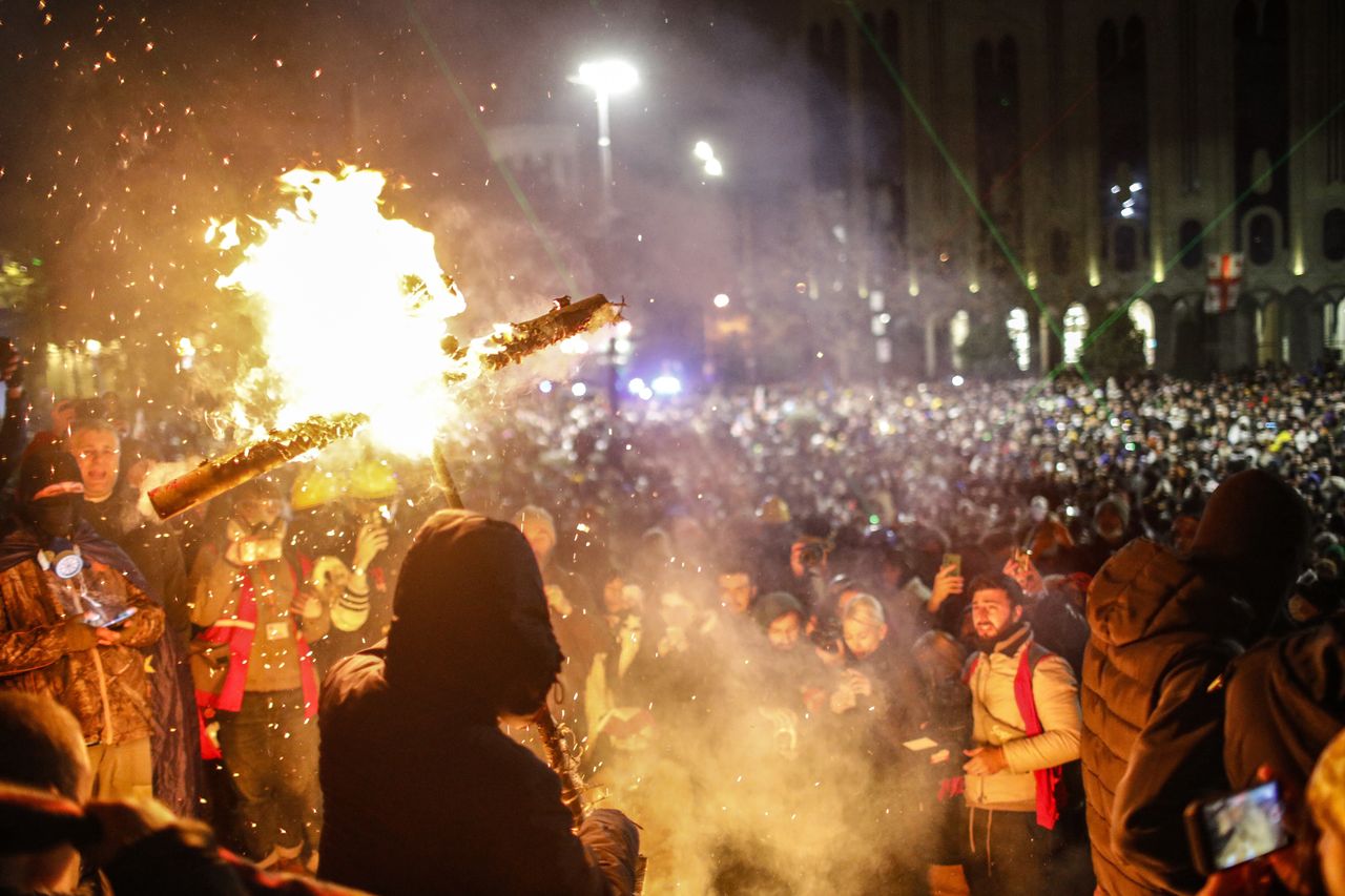 Wielki protest w Tbilisi. Podpalili kukłę oligarchy, ogień w parlamencie