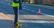 Jarocin: Zderzenie hulajnogi z autem. 18-latek trafił do szpitala