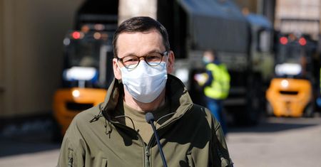 Koronawirus w Polsce. Tanie maseczki ochronne od rządu. Ruszyła produkcja. Kiedy będzie można je kupić?