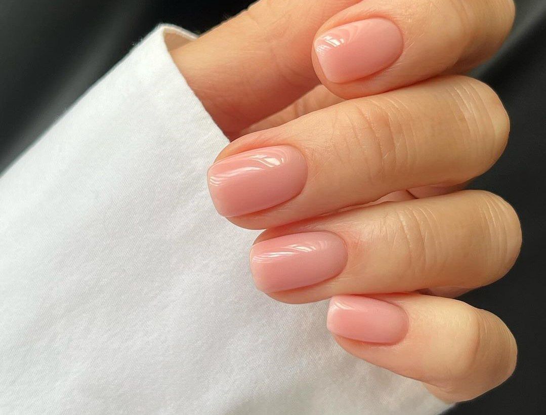 Delikatne i wysublimowane. "Balletcore nails" podbiją serca minimalistek