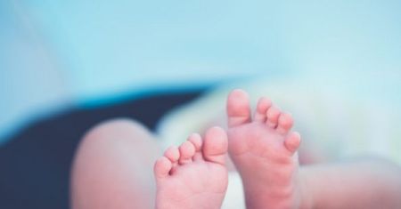 W siatce za łóżkiem znajdowały się zwłoki noworodka. Matka chłopca oskarżona o zabójstwo