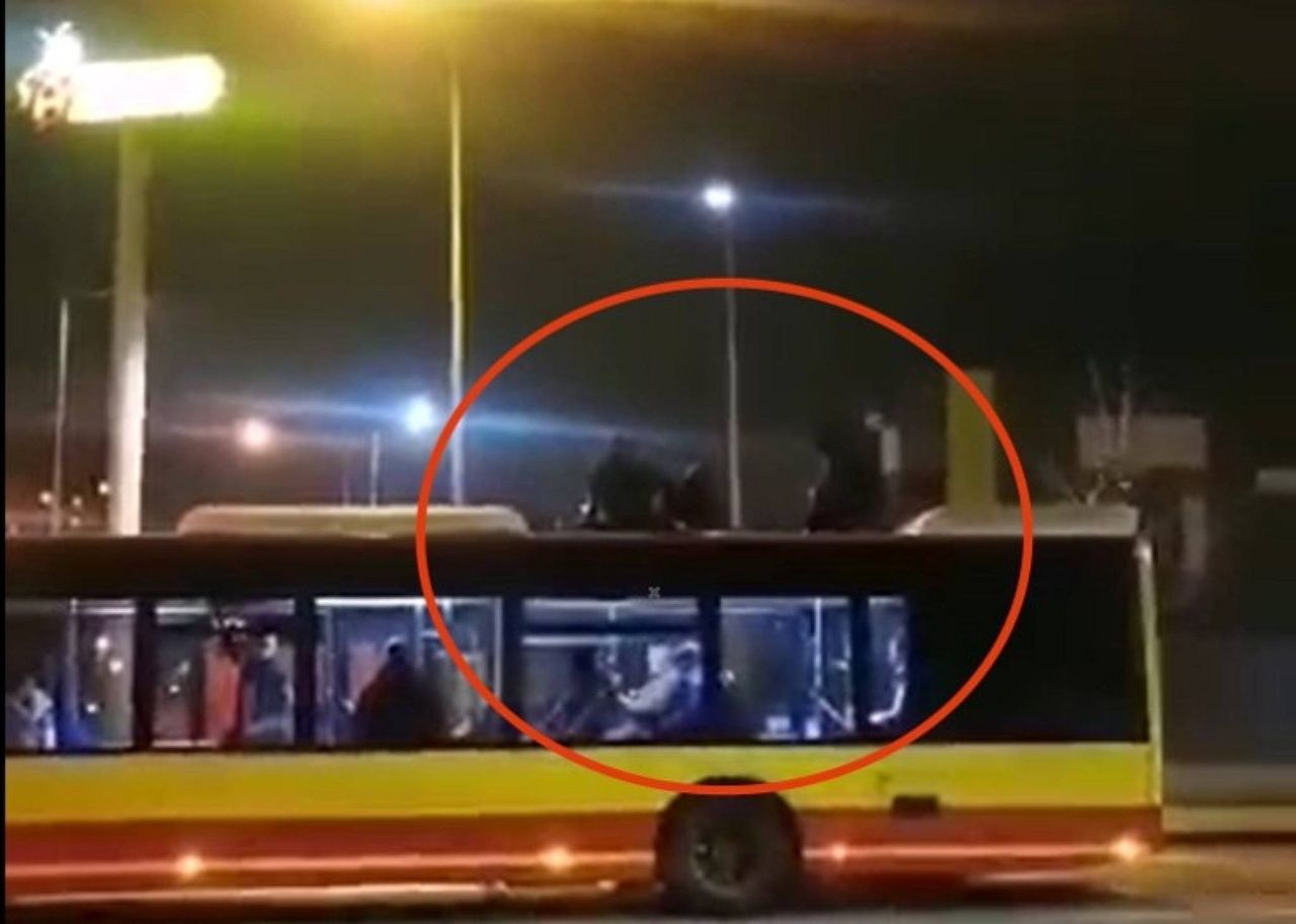 Nietypowa nocna przejażdżka. Mężczyźni na dachu autobusu