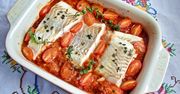 Dorsz pieczony w pomidorach. Smakuje jeszcze lepiej niż z patelni