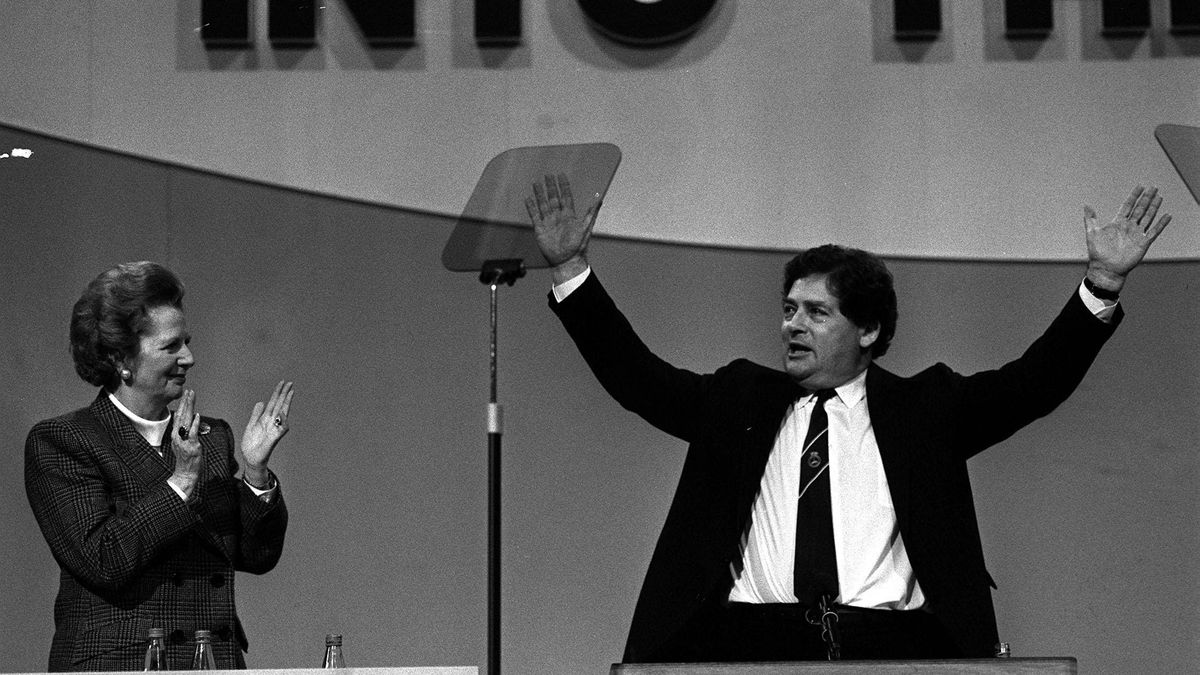 National Archives release
Embargoed to 0001 Friday December 30 File photo dated 13/10/88 of former Chancellor Nigel Lawson, applauded by former Prime Minister Margaret Thatcher, as the bitter feuding which led to the resignation of Lawson as chancellor of the exchequer is laid bare in newly-released Government files. 
Dostawca: PAP/PA
PA
B/W BLACK AND WHITE THATCHERSEARCH 1/2 HALF LENGTH MARGAR record