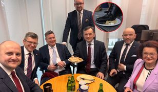 Zamieszanie w Sejmie. Politycy przynieśli naleśniki. Zostały zdeptane