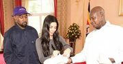 Kanye West i Kim Kardashian wręczyli buty prezydentowi Ugandy (FOTO)