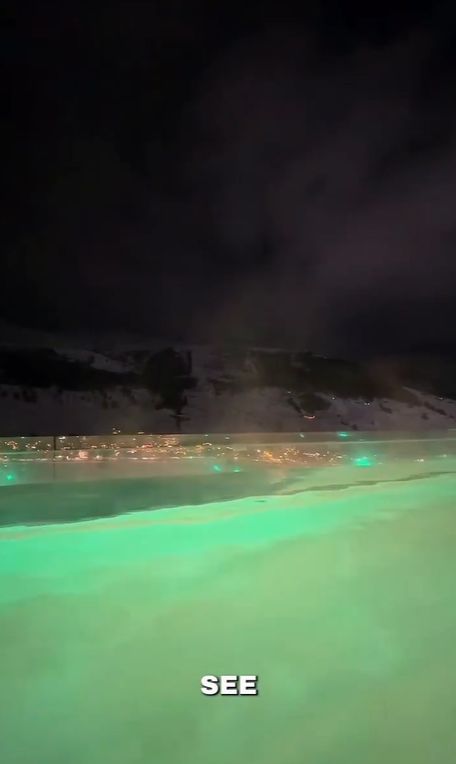 Widok z basenu zewnętrznego w wiosce olimpijskiej