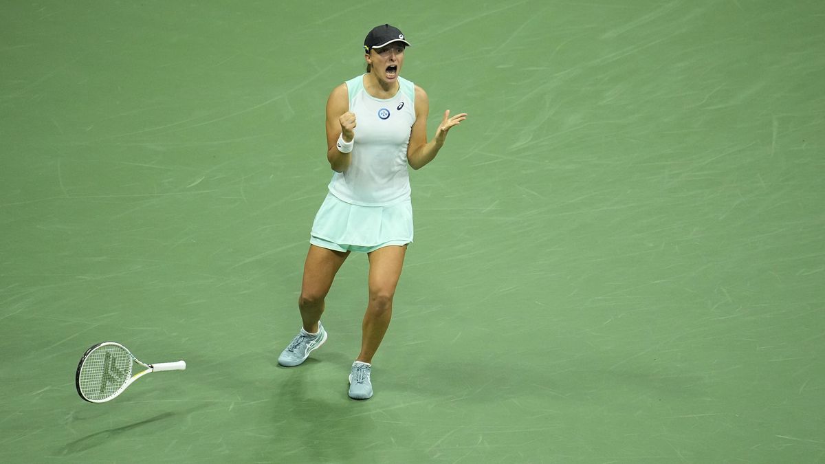 epaselect epa10172307 Iga Swiatek of Poland reacts after defeating Aryna Sabalenka of Belarus during their semifinals match at the US Open Tennis Championships at the USTA National Tennis Center in Flushing Meadows, New York, USA, 08 September 2022. The US Open runs from 29 August through 11 September. EPA/RAY ACEVEDO Dostawca: PAP/EPA.