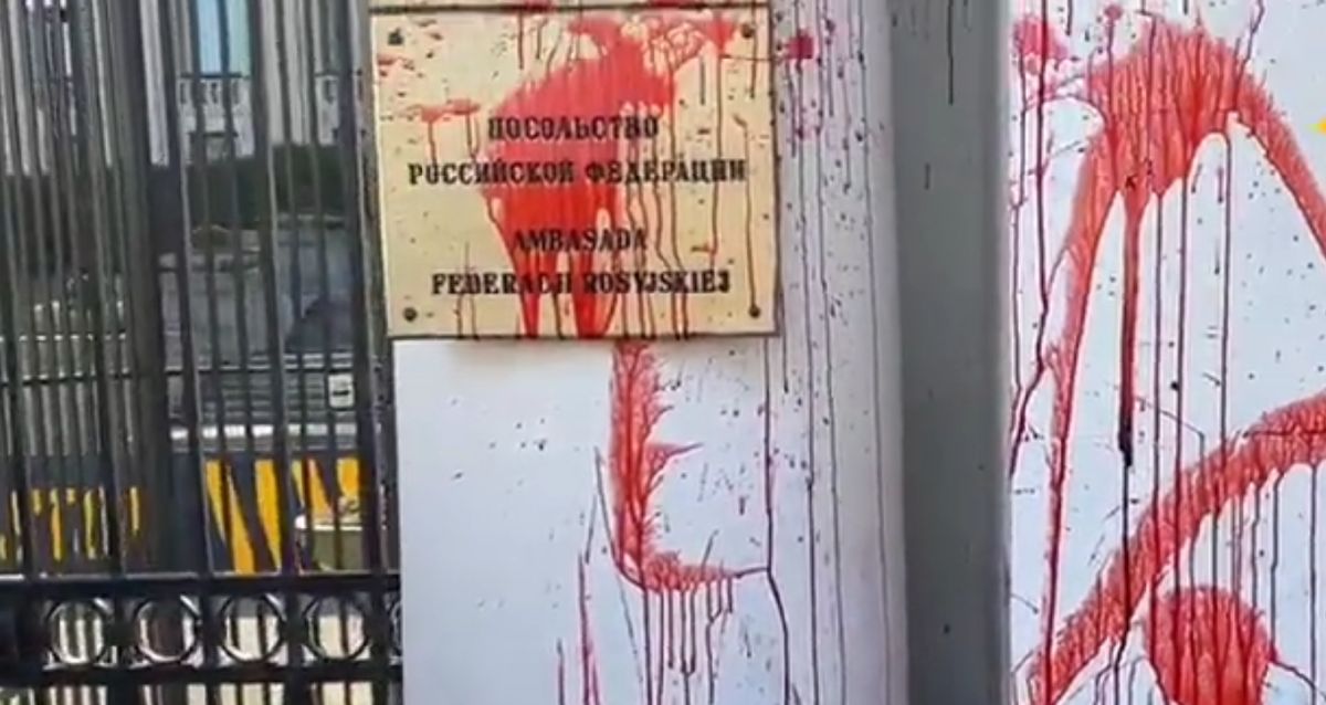Aktywiści w geście solidarności z Ukrainą oblali budynek ambasady Rosji farbą. Interweniowała policja