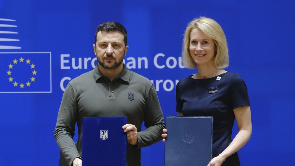 Prezydent Ukrainy Wołodymyr Zełenski (L) i szefowa dyplomacji UE