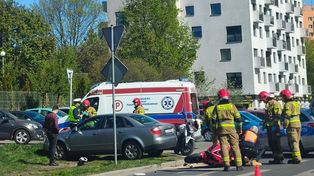 Szczecin: Motocykl zderzył się z autem na Niebuszewie. Utrudnienia w ruchu [ZDJĘCIA]