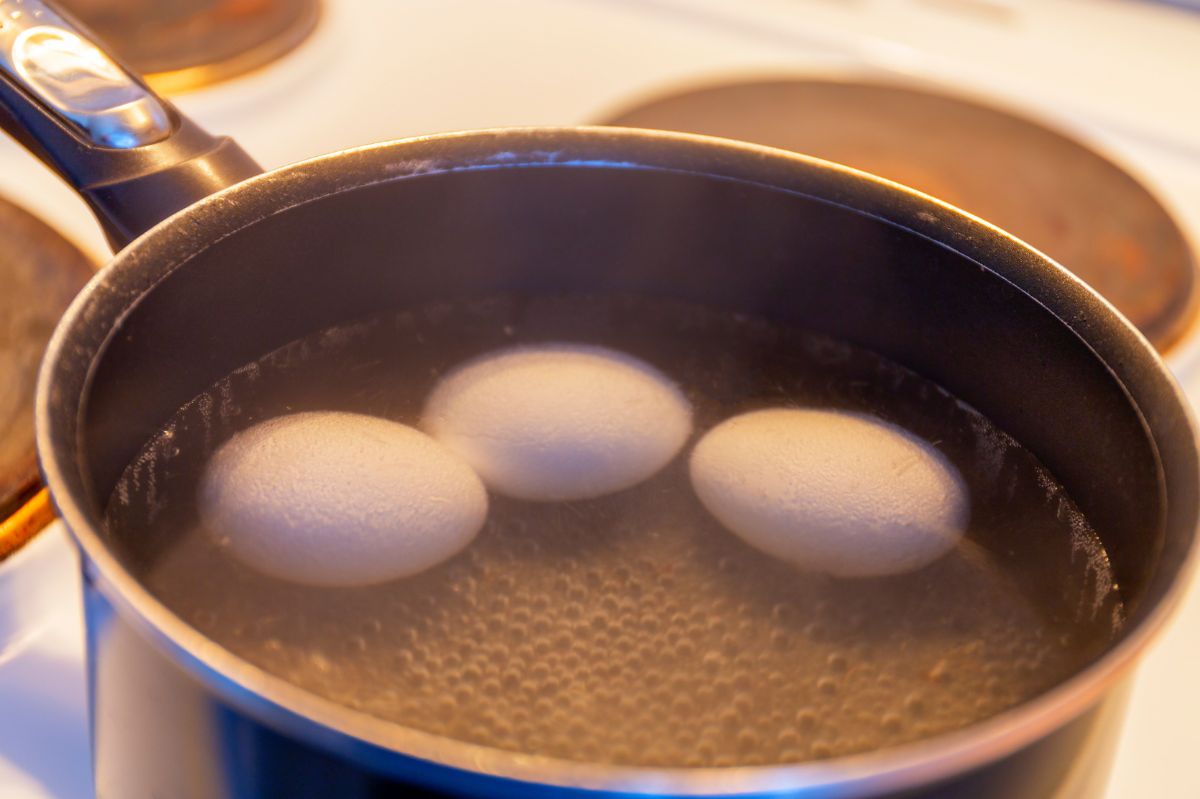 Wlej do gotujących się jajek. Już nigdy nie pękną