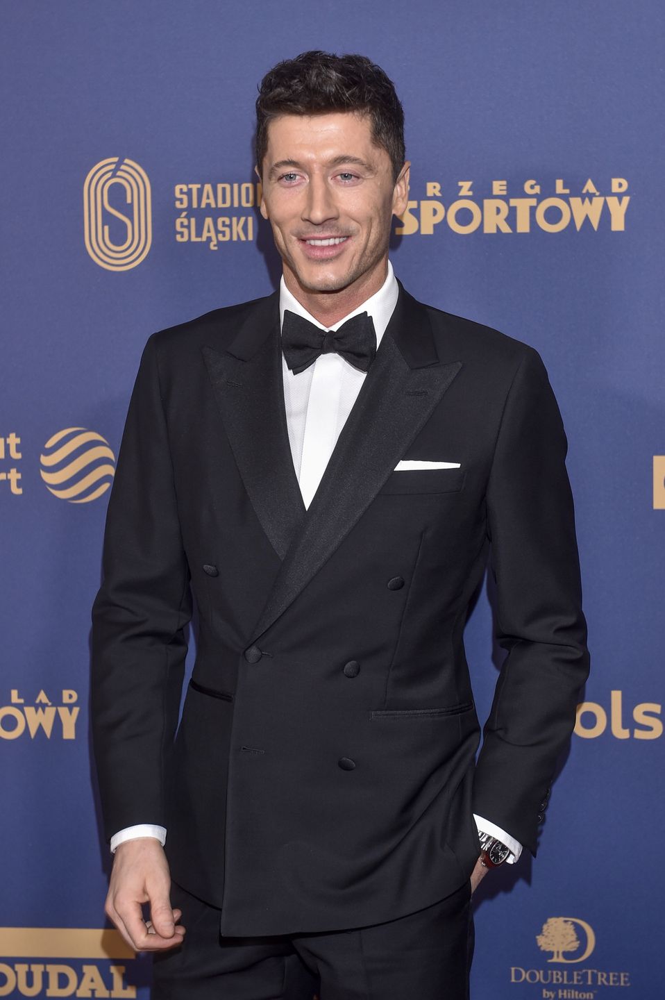 Robert Lewandowski pozuje na Gali Mistrzów Sportu z mamą, siostrą i teściową