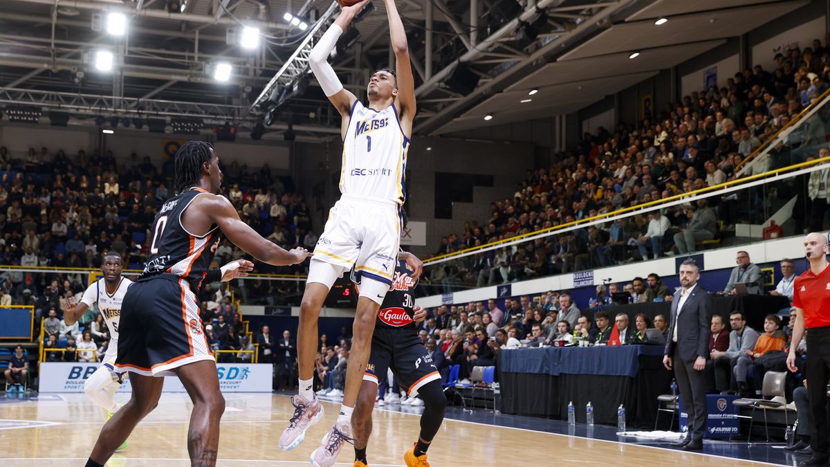 LEVALLOIS-PERRET, FRANCE - MARCH 28: Victor Wembanyama #1 of Boulogne-Levallois Metropolitans 92 shoots the ball against Cameron McGriff #0 of Le Mans Sarthe Basket during the match between Boulogne-Levallois and Le Mans at Palais des Sports Marcel Cerdan on March 28, 2023 in Levallois-Perret, France. (Photo by Catherine Steenkeste/Getty Images)