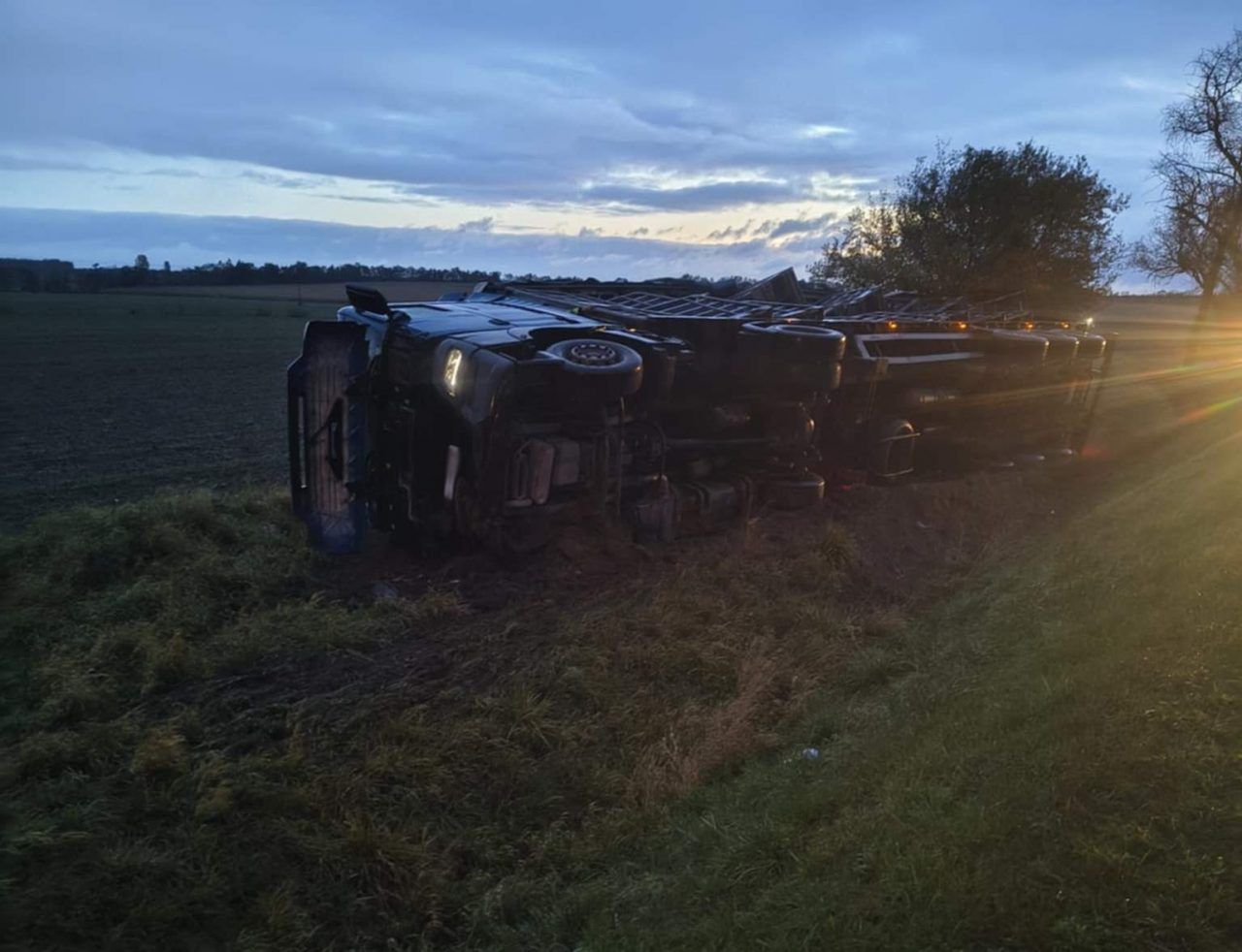 Krępa: Ciężarówka z drobiem wypadła z drogi i przewróciła się na trasie Kock – Moszczanka