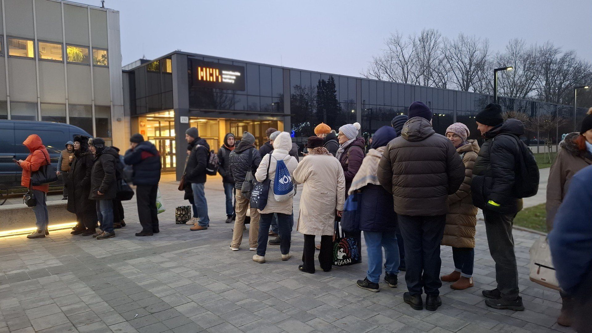 Kolejka po świątecznego karpia w Krakowie jest ogromna