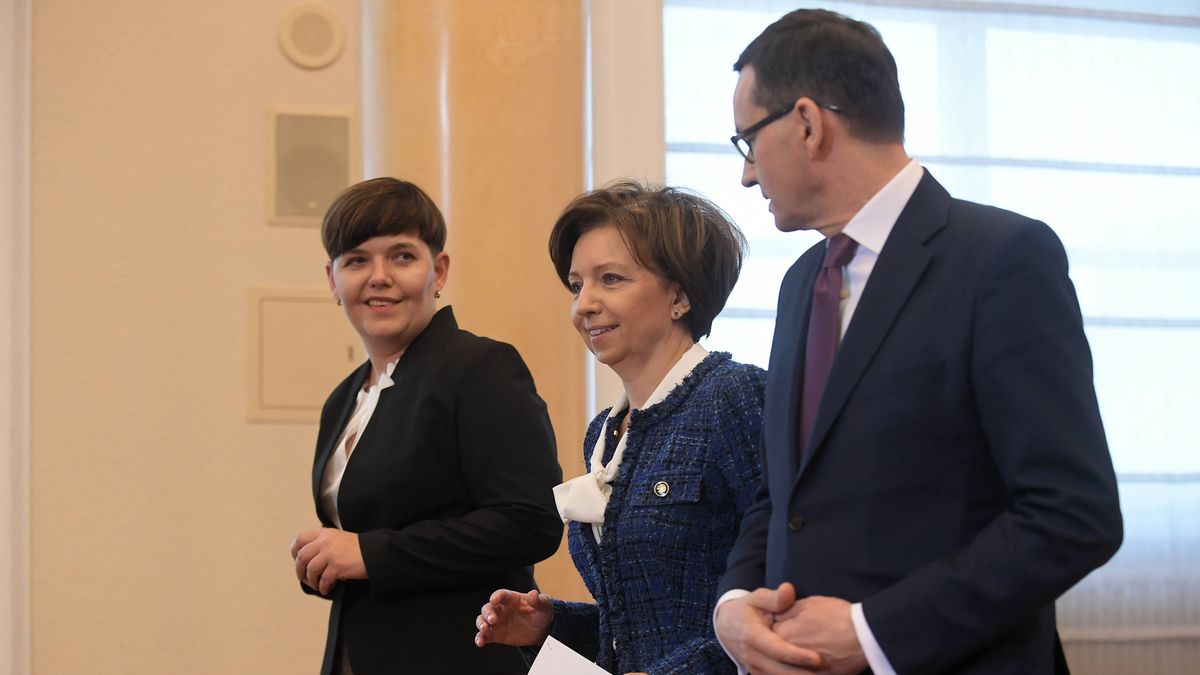 Mateusz Morawiecki, Marlena Mal�g, Dorota Bojemska
Warszawa, 16.12.2019. Prezes Rady Ministr�w Mateusz Morawiecki (P) oraz minister rodziny, pracy i polityki spo�ecznej Marlena Mal�g (C) i przewodnicz�ca rady Dorota Bojemska (L) podczas konferencji prasowej po posiedzeniu Rady Rodziny w KPRM w Warszawie, 16 bm. (olm) PAP/Marcin Obara
Marcin Obara
briefing prasowy, Dorota Bojemska, konferencja prasowa, Marlena Mal�g, Mateusz Morawiecki, polityk, polityka, posiedzenie, rada rodziny