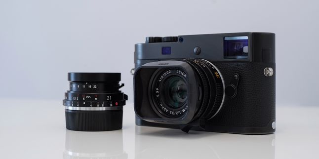 To idealny zestaw do fotografii reportażowej - Leica M Monochrom Typ 246 z obiektywem Summicron-M 35 mm f/2 ASPH. i na dokładkę Voigtländer 21 mm f/4 Color Skopar.