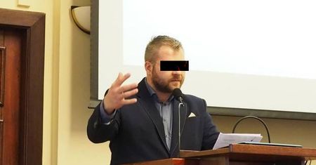 Ruszył proces radnego PiS-u Rafała P. o znęcanie się nad żoną. „W kościele zawsze siadaliśmy w pierwszej ławce”