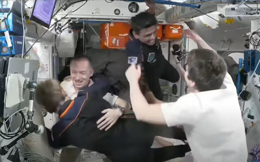 Uściski i wielka radość. Astronauci na ISS