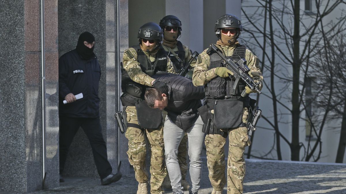 Policja rozbi?a gang zajmuj?cy si? wysadzaniem bankomat�w
07.02.2018 Zielona Gora Sad aresztowal gang zajmujacy sie wysadzaniem bankomatow N/z Antyterrorysci policyjni prowadza czlonka gangu na posiedzenie aresztowe  fot. Piotr Jedzura/REPORTER
Piotr Jedzura/REPORTER