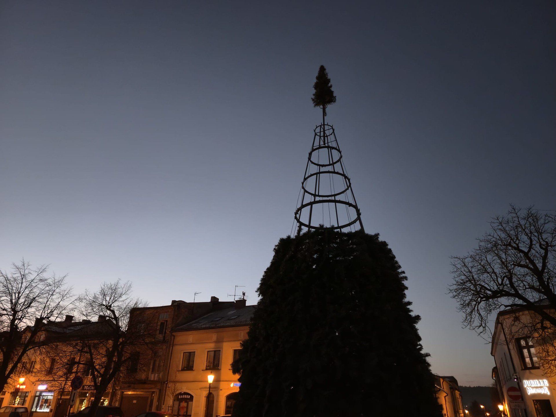 Coraz bliżej święta. Na rynku w Olkuszu trwa montaż choinki