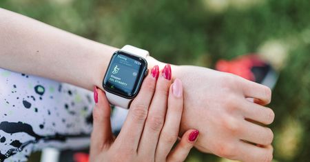Bieganie z elektronicznym trenerem? Podpowiadamy, czy warto kupić smartwatch