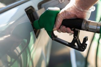 Cena ropy na rynkach spada - czy przed świętami zatankujemy taniej?