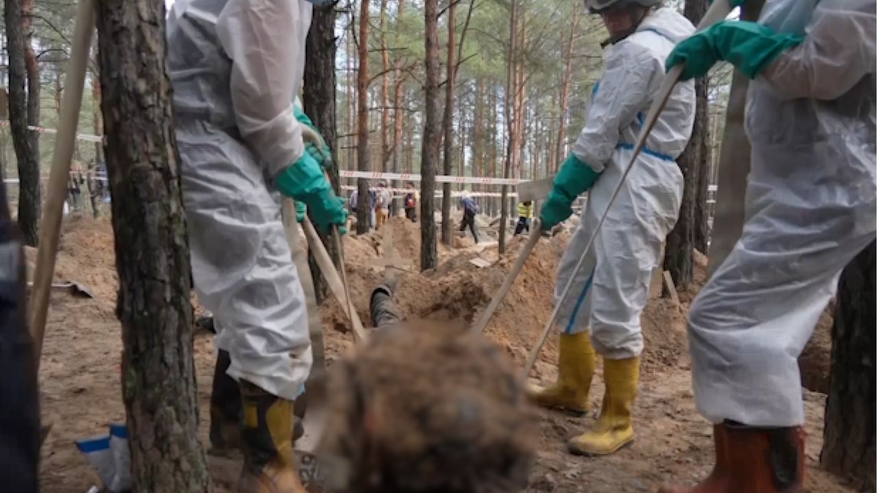 Masowe groby w Izium. Rosjanie zgotowali tam piekło