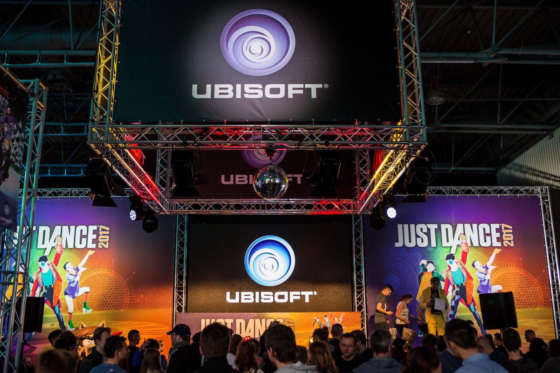 16.10.2016 WARSZAWA ULICA PRADZYNSKIEGO 12/14 HALA EXPO XXI WARSAW GAMES WEEK GRY NA KONSOLE KONSOLA PLAYSTATION 4 XBOX ONE TARGI GIER NZ  STANOWISKO UBISOFT  GRY FOT. SZYMON STARNAWSKI / POLSKA PRESS