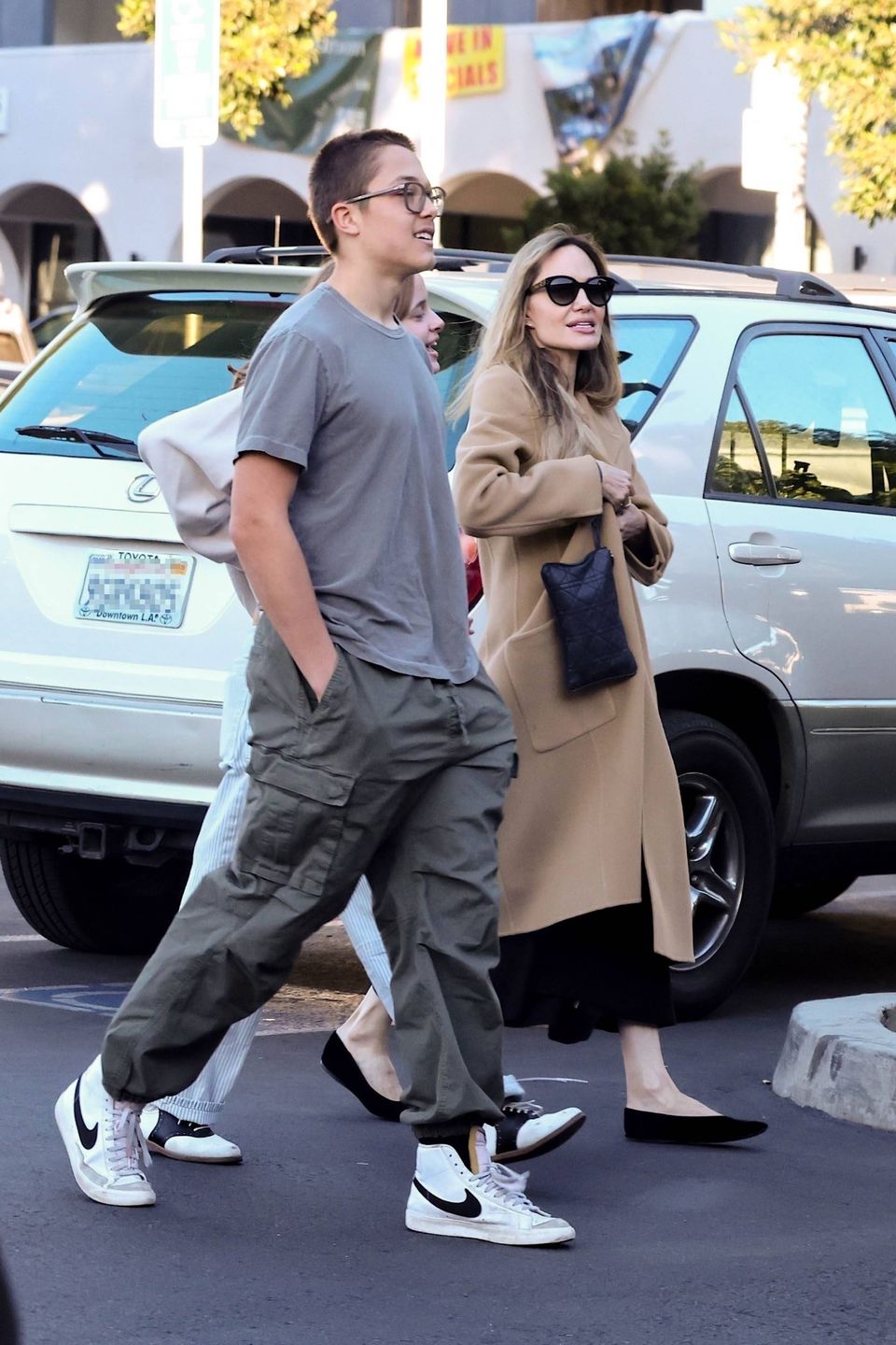 Angelina Jolie na zakupach z dziećmi