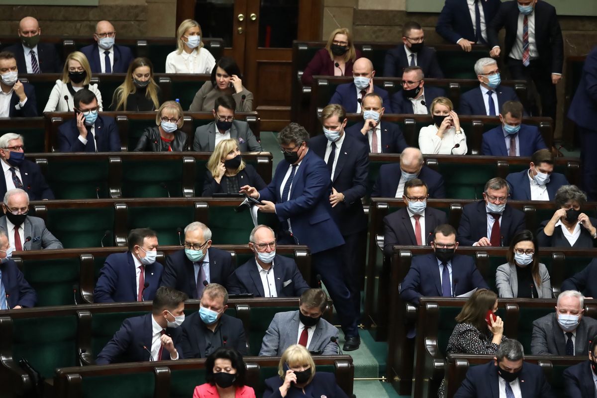 Podczas czwartkowych obrad Sejmu głosowano ws. podwyżki akcyzy na papierosy i alkohol 