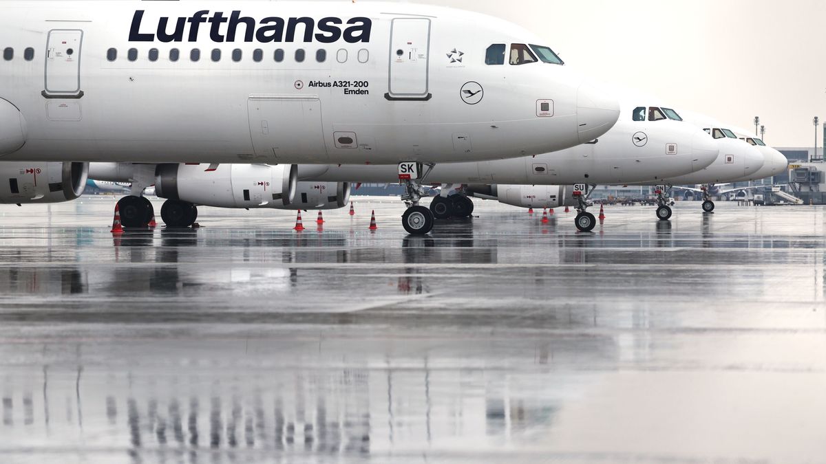 Lufthansa airplanes are parked at the Munich International Airport during a Lufthansa strike in Munich, Germany, 10 April 2026. The UFO cabin crew union has called on its members at Lufthansa and Lufthansa CityLine to strike for one day, to press their demands for better wages. EPA/ANNA SZILAGYI Dostawca: PAP/EPA.